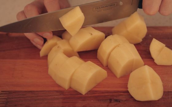 2 half-peeled and cut potatoes in cubes